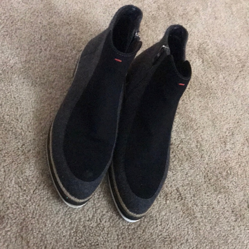 Black and gray zipper bootie